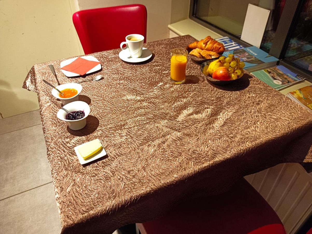 Les Pierres Folles Bed & Breakfast Rozier-en-Donzy Exterior foto
